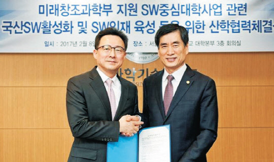 티맥스와 서울과기대는 8일 서울 공릉동 서울과기대 대학본부 회의실에서 국산소프트웨어(SW)활성화와 SW인재 육성을 위한 산학협력을 체결했다고 9일 밝혔다. 노학명 티맥스소프트 대표(왼쪽), 김종호 서울과학기술대학교 총장이 악수하고 있다.  티맥스소프트 제공